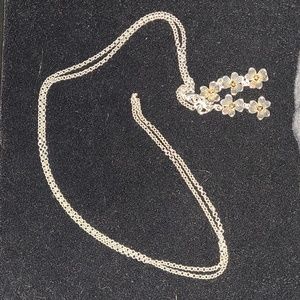 Premier Designs - Daisy, silver chain with 2 Daisy charms.  1 charm is removable